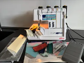 Elna. pro. 704. dex/ plus overlocker