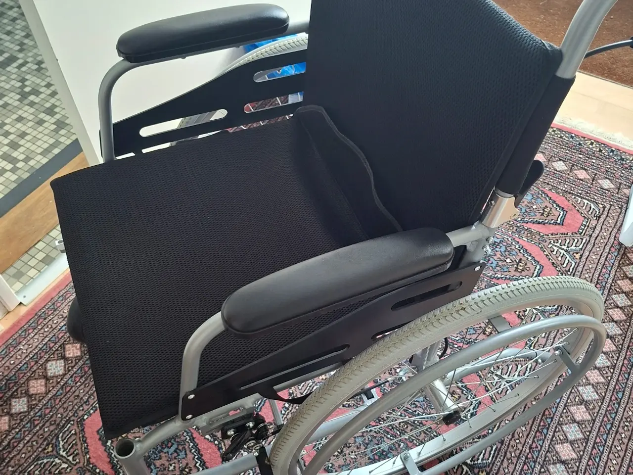 Billede 4 - Ultralet kørestol 9.6 kg og ergonomisk siddepude.