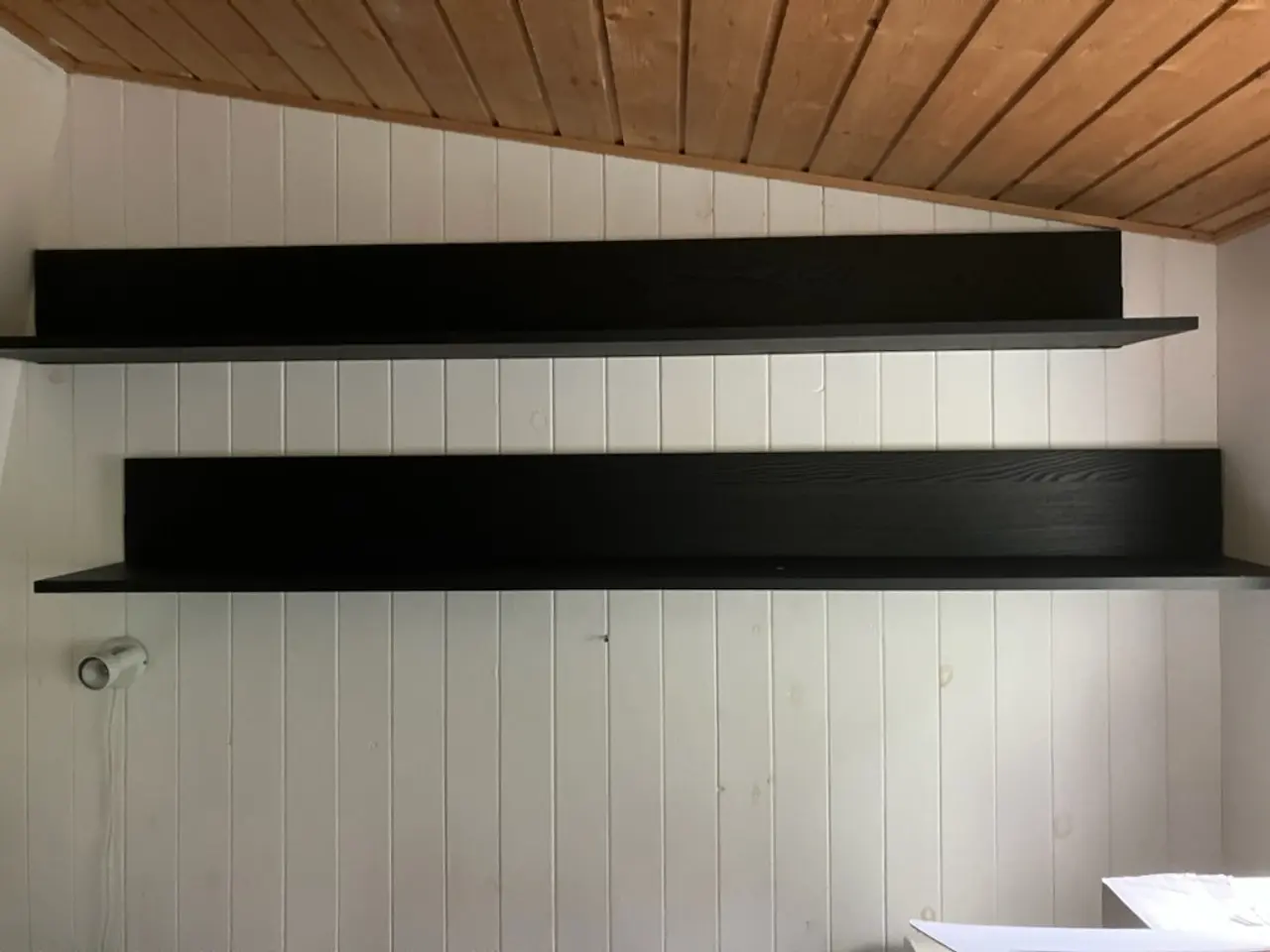 Billede 1 - 2 stk. flotte sorte hylder fra Ikea