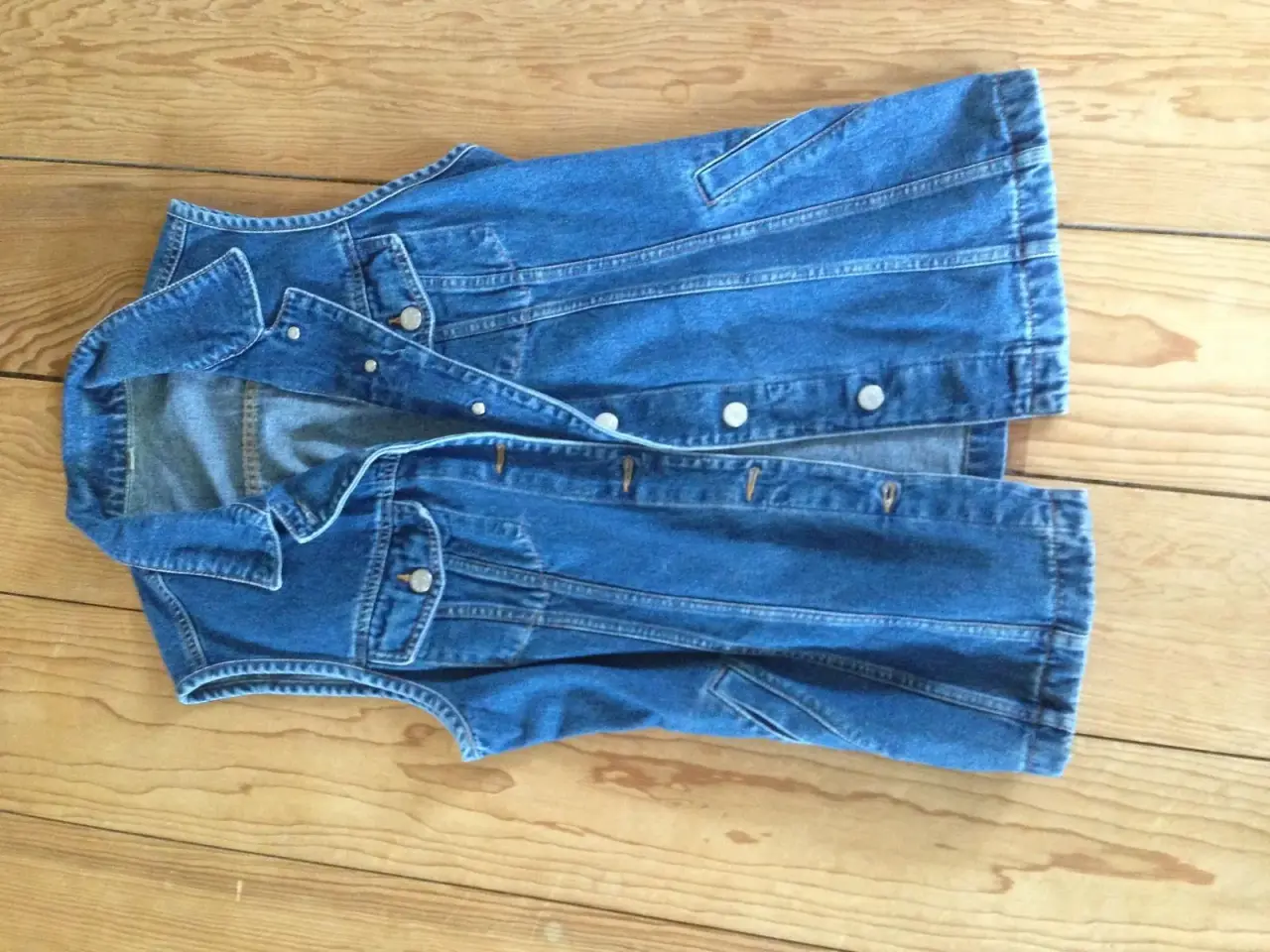 Billede 1 - Denim skjorte uden ærmer, kr 75 inkl fragt