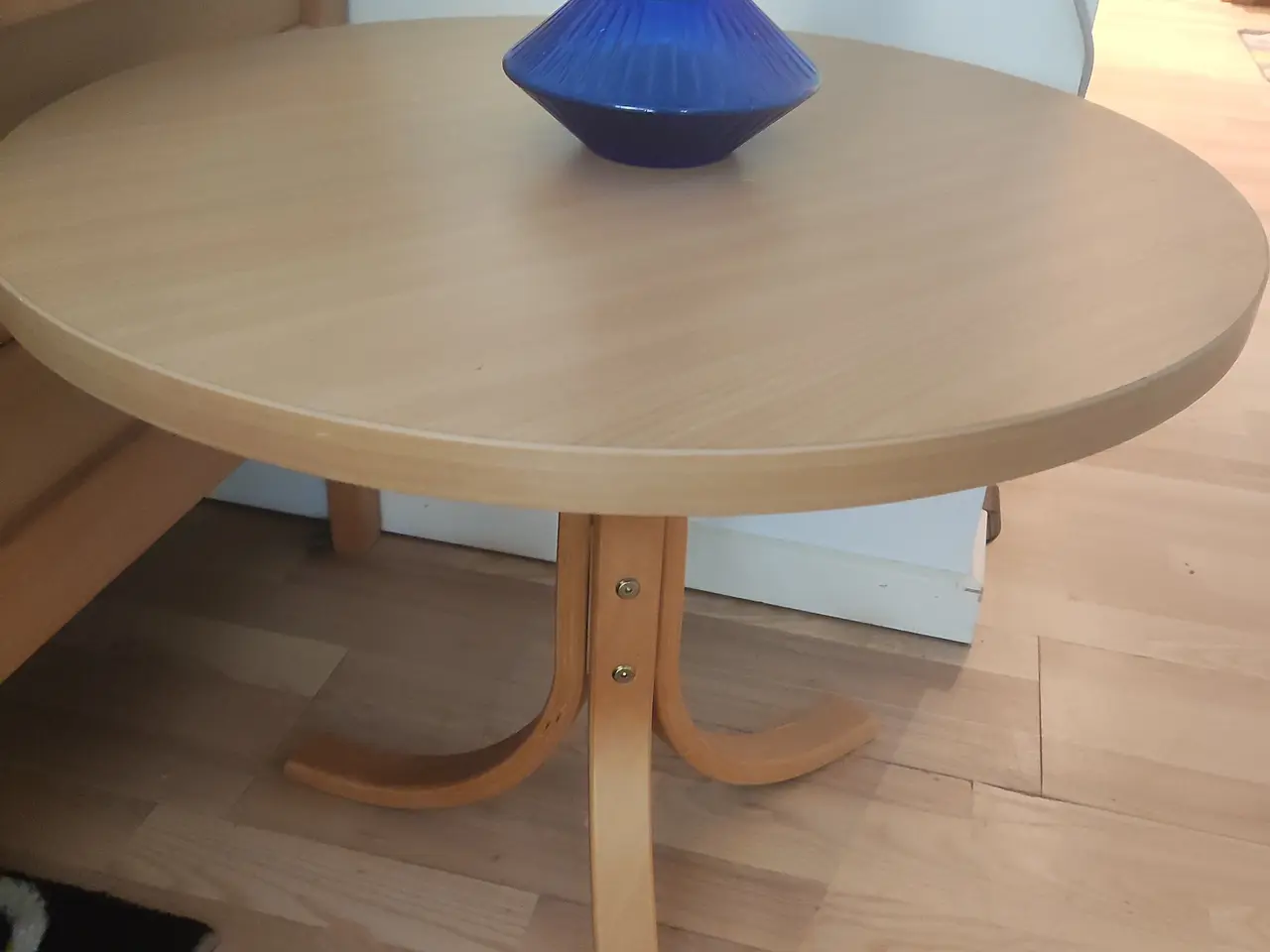 Billede 1 - Coffee table with 2 folding black chairs