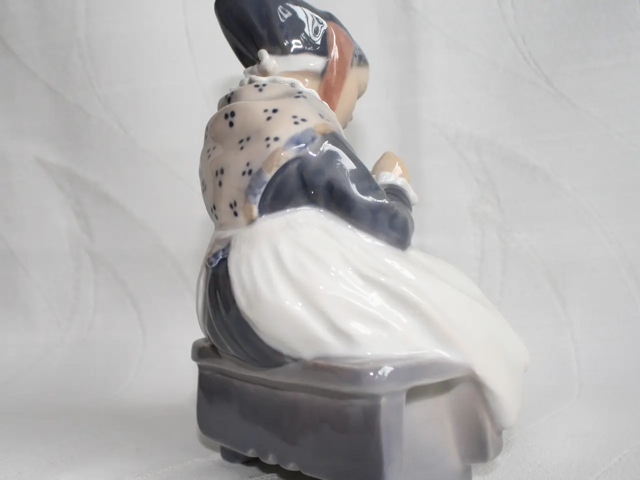 Billede 6 - Lille amagerpige, Figur fra Royal Copenhagen