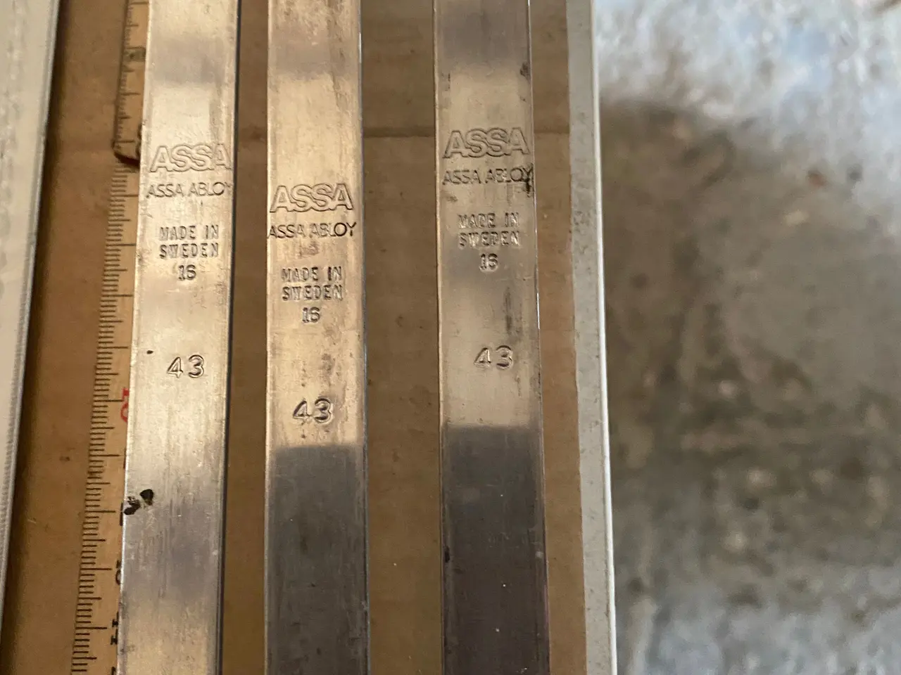 Billede 2 - 3 skt ASSA Vinduespaskvil  43 , lgd. 1090 mm 16 mm