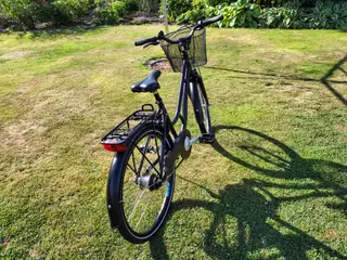 24 tommer pigecykel med kurv foran