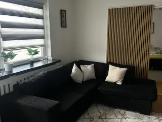 Stilren mørk hjørnesofa med chaiselong