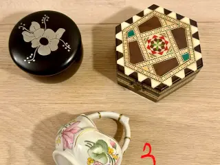 Vintage genstande af træ og porcelæn. Læs det hele