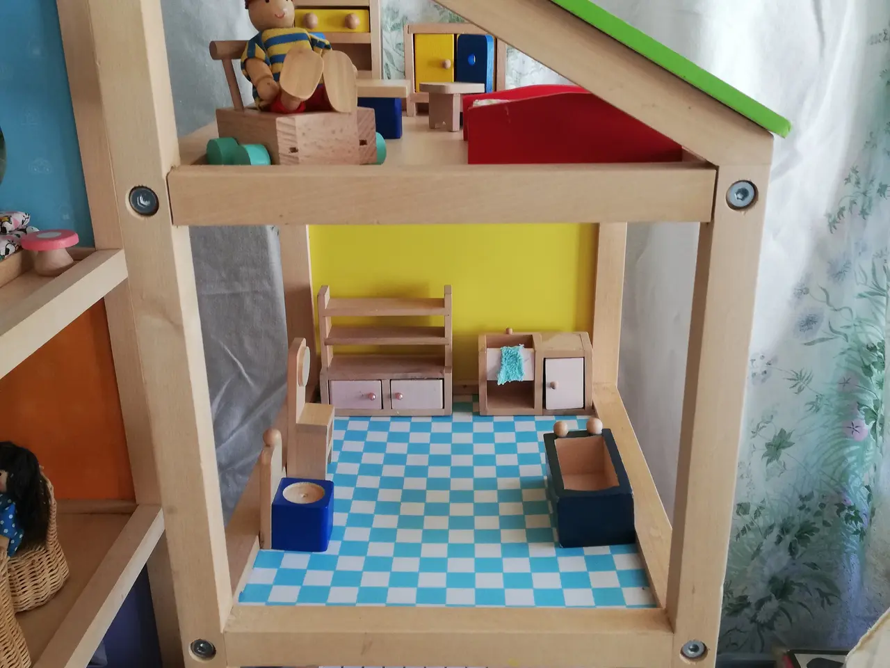 Billede 5 - Dukkehus Hape, møbler og dukker