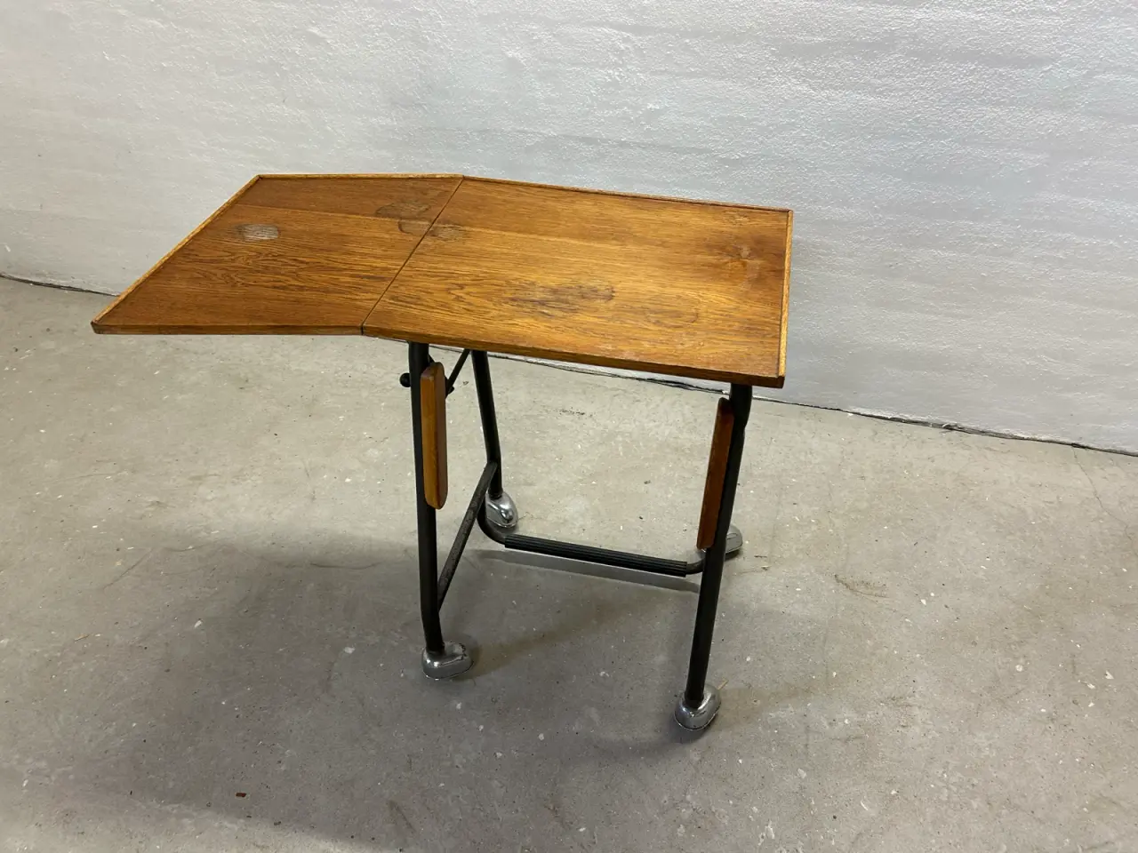 Billede 2 - Dette er et vintage skrivemaskinebord (eller klapb