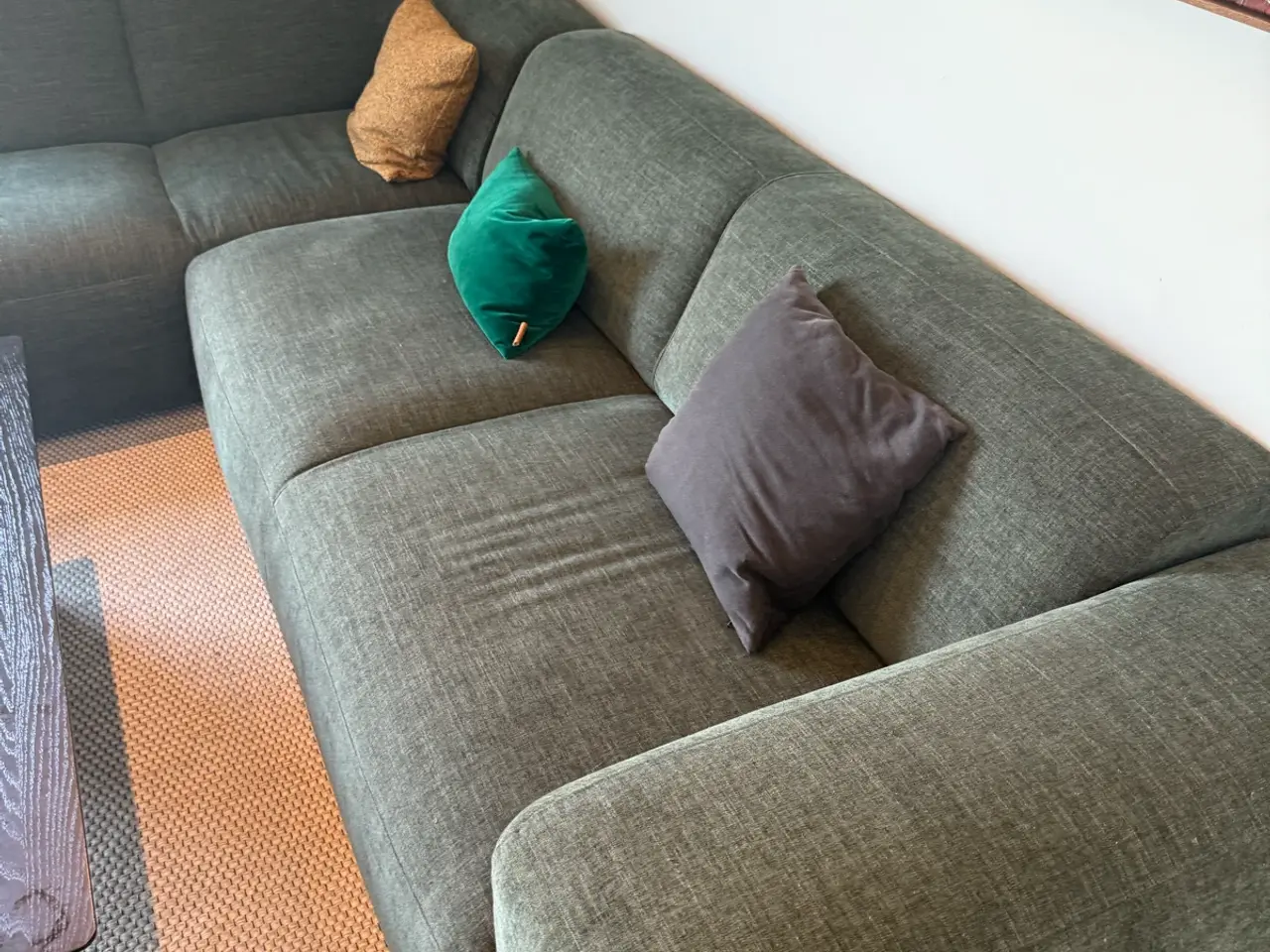 Billede 3 - Lækker mørkegrøn sofa med chaiselong og puf