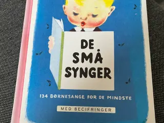 De små synger med becifring
