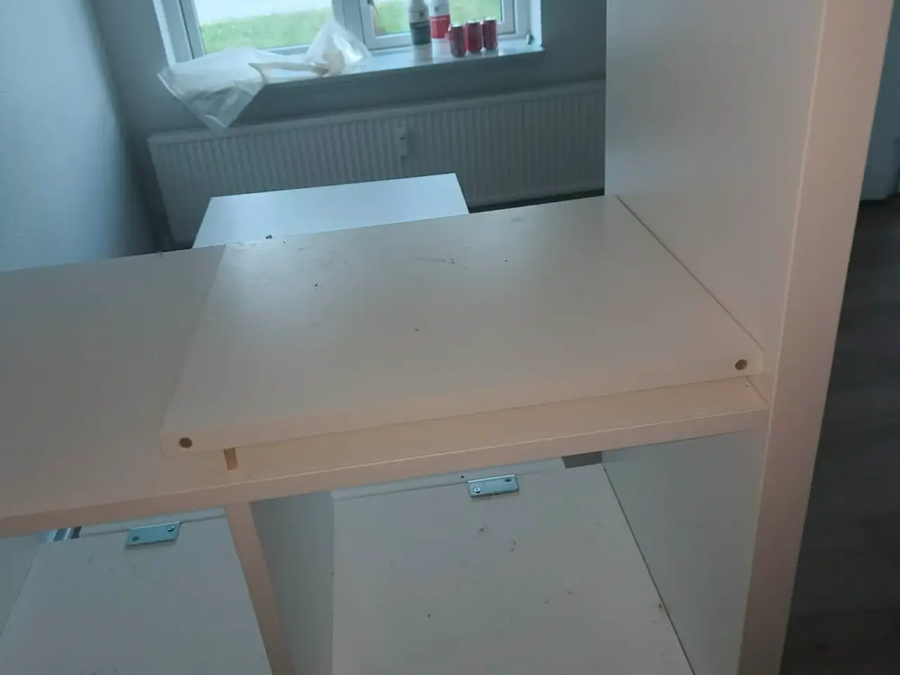 Billede 3 - Rumdeler med bord