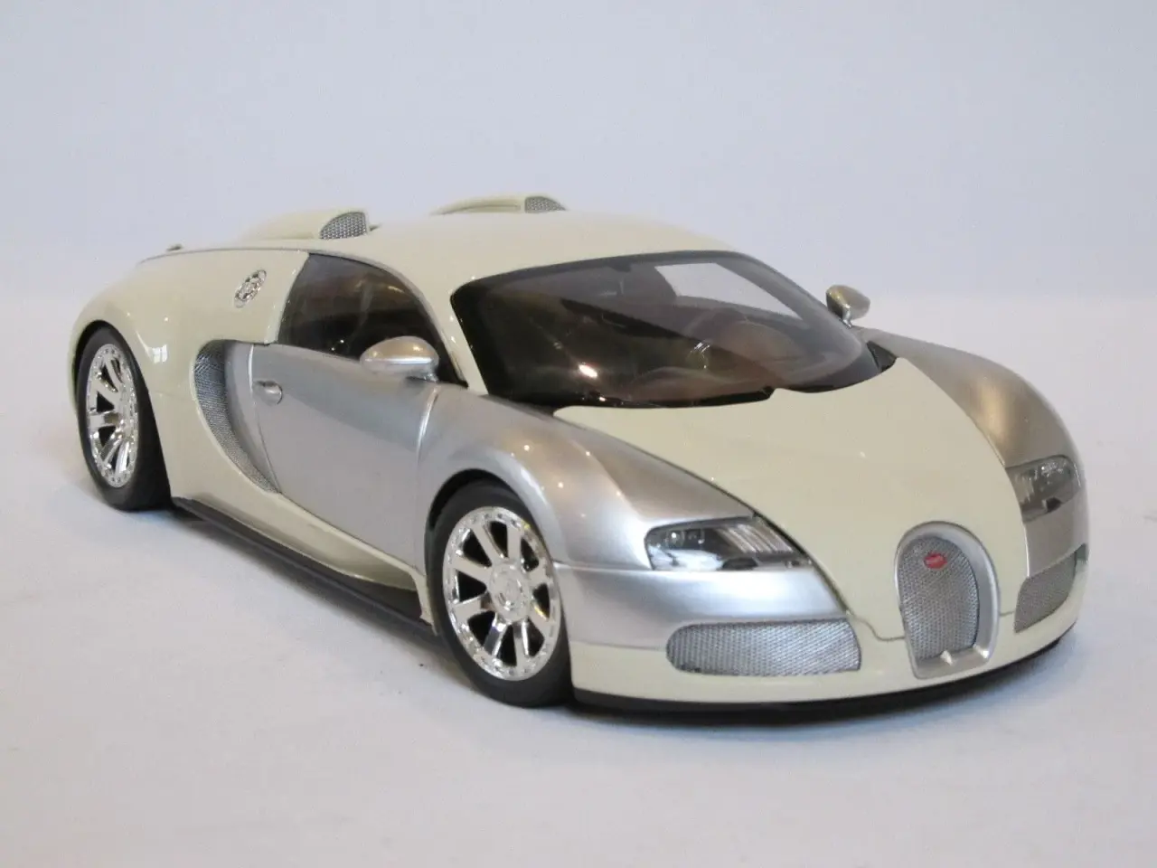 Billede 7 - 2009 Bugatti Veyron 1:18  Edition Centenaire  