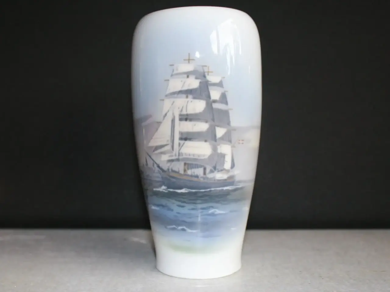 Billede 1 - Vase med Skoleskibet Georg Stage, Royal Copenhagen