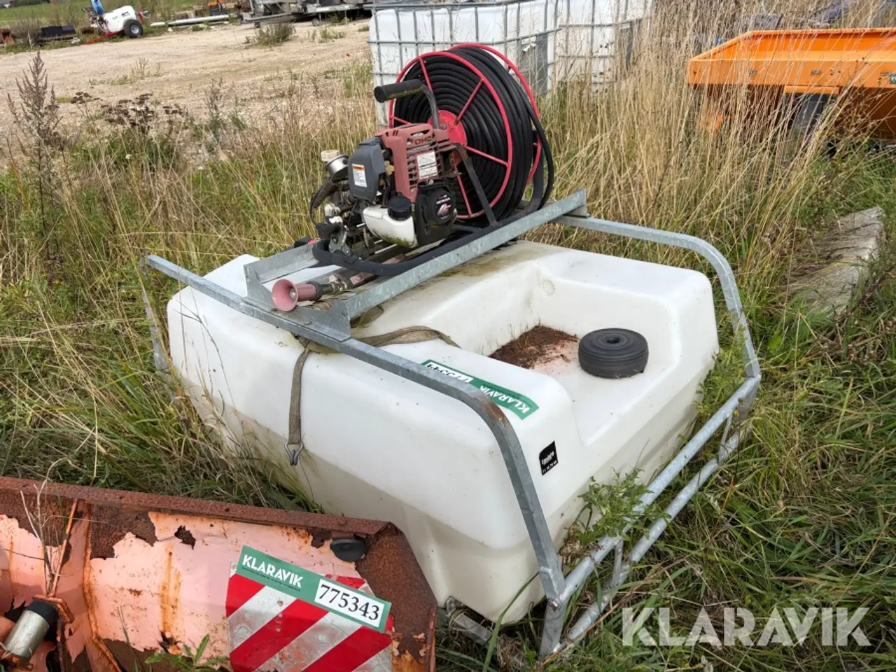Billede 1 - Vandtank med pumpeanlæg og slangeopruller