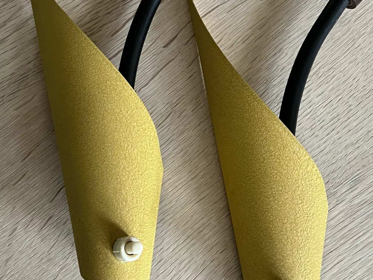 Billede 1 - 2 vilde lamper – skarpt design og lækker gul farve