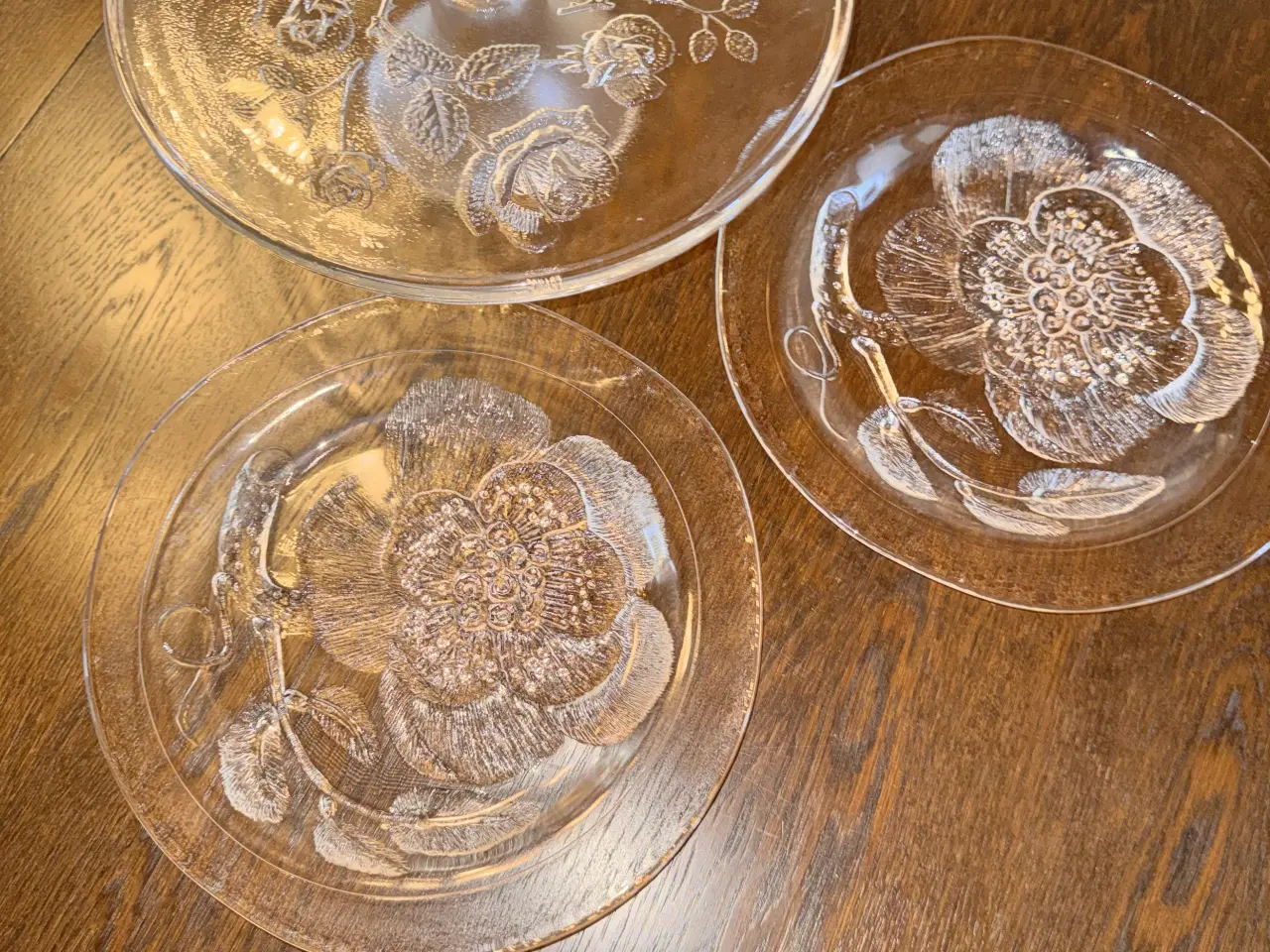 Billede 1 - Smukke glasfade med blomsterrelief