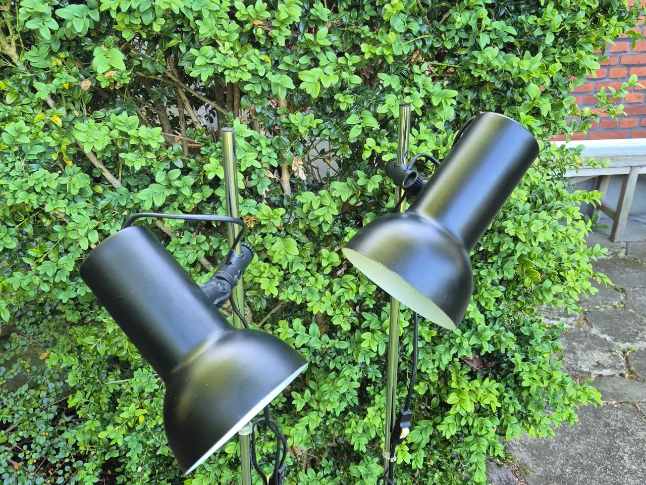 Billede 2 - To ens retrogulvlamper i sort