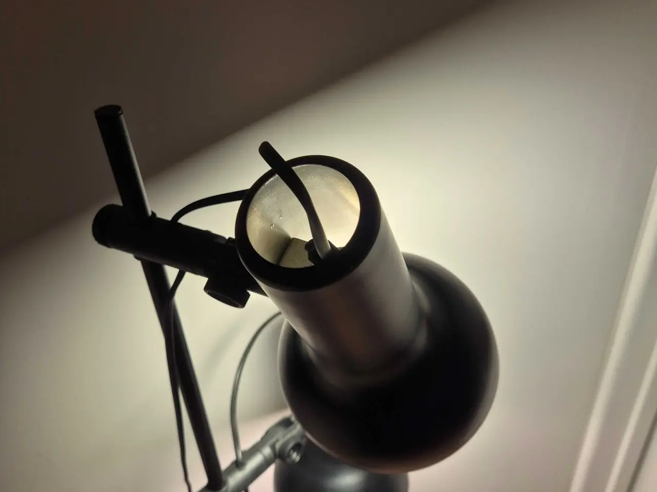 Billede 7 - Kulsort vintage gulvlampe med to spot 