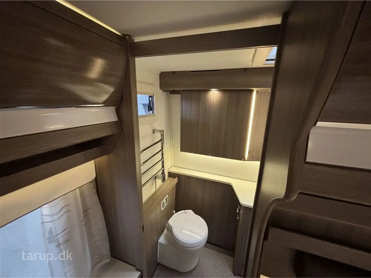 Billede 9 - 2017 - Kabe Imperial 740 TDL-U Isabella Commodore North inkl CarbonX stel, Thule fast monteret markise, Truma mover x4 motor, Dometic Aircon, Centralstøvsuger, Alde Centralvarme