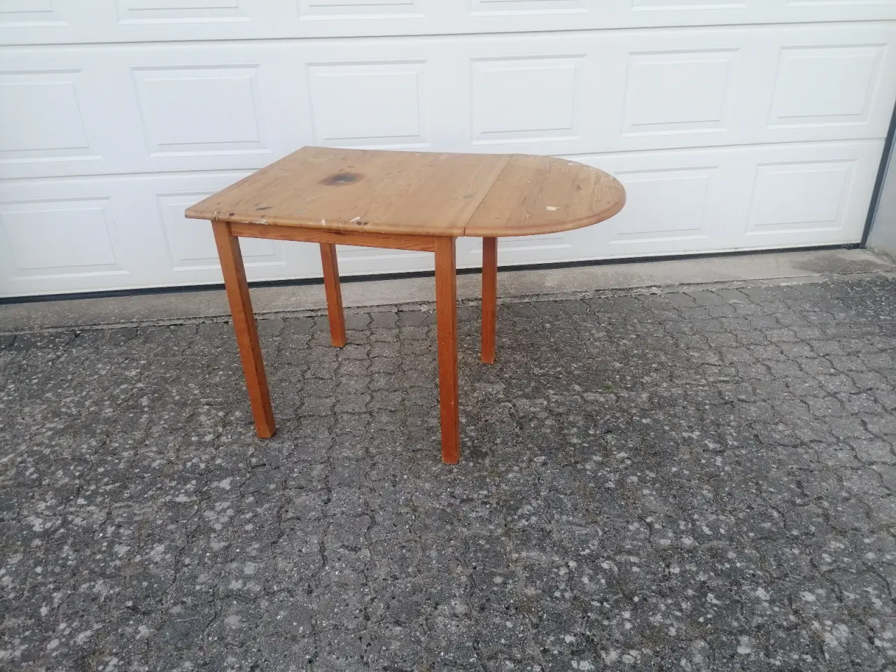 Billede 1 - Lille Massivt Fyrretræsbord med Klap 70x70 cm.