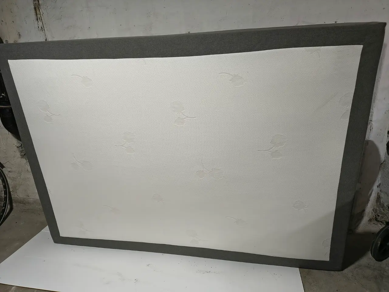 Billede 1 - Grå boxmadras 140 × 200 cm med metalben