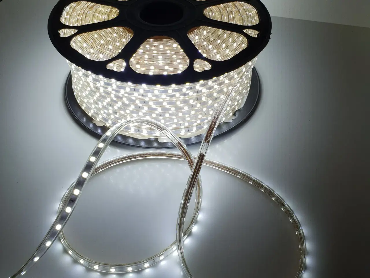 Billede 3 - LED Hvid KOLD & VARM 1m - 100m 230V