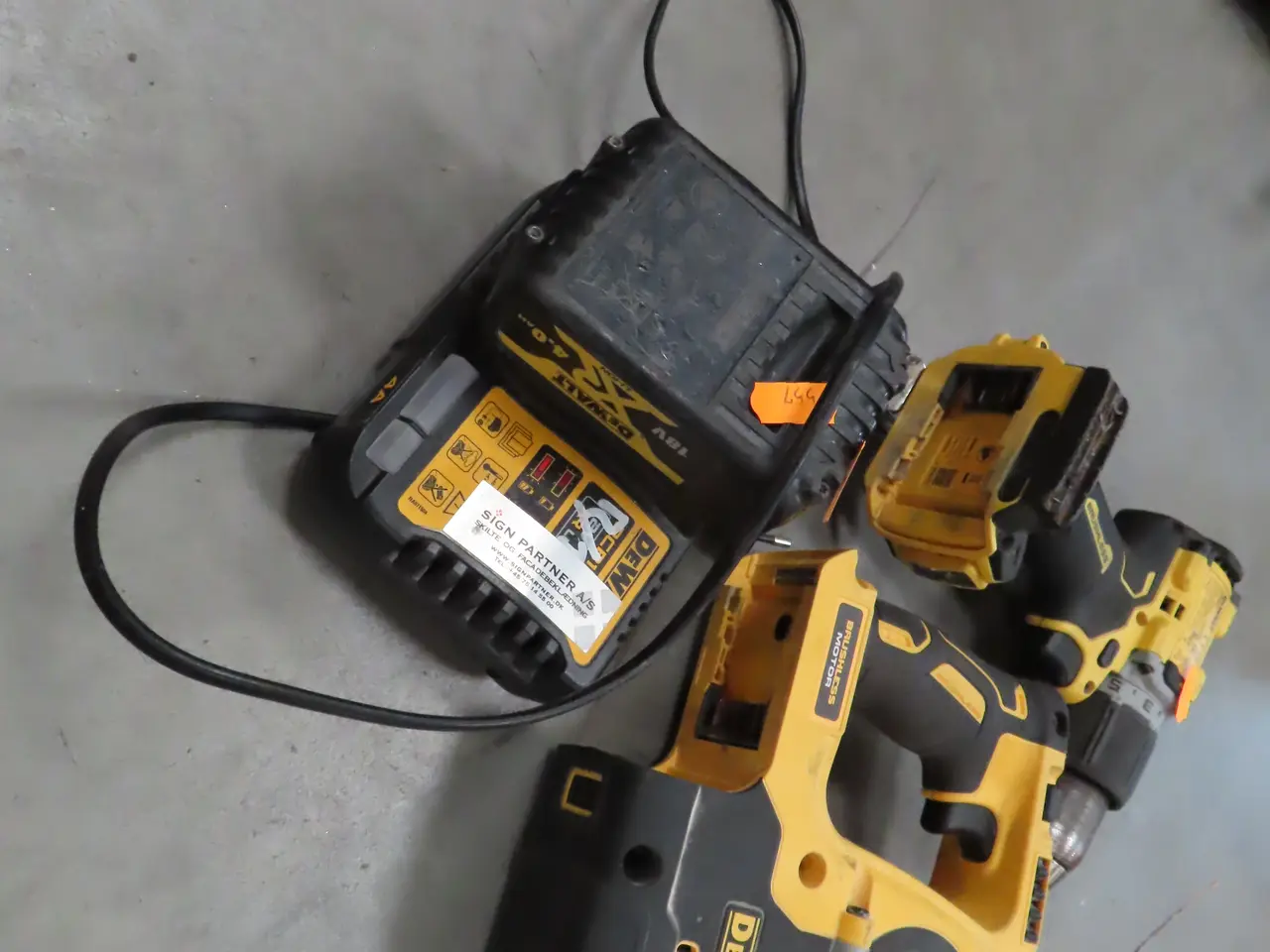 Billede 2 - 2 stk. Akku håndværktøj DEWALT DCH273, DCD805 med batteri og lader
