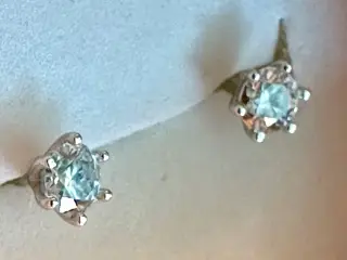 Nye sølvørestikker med 0,3 k moissanite i hver.