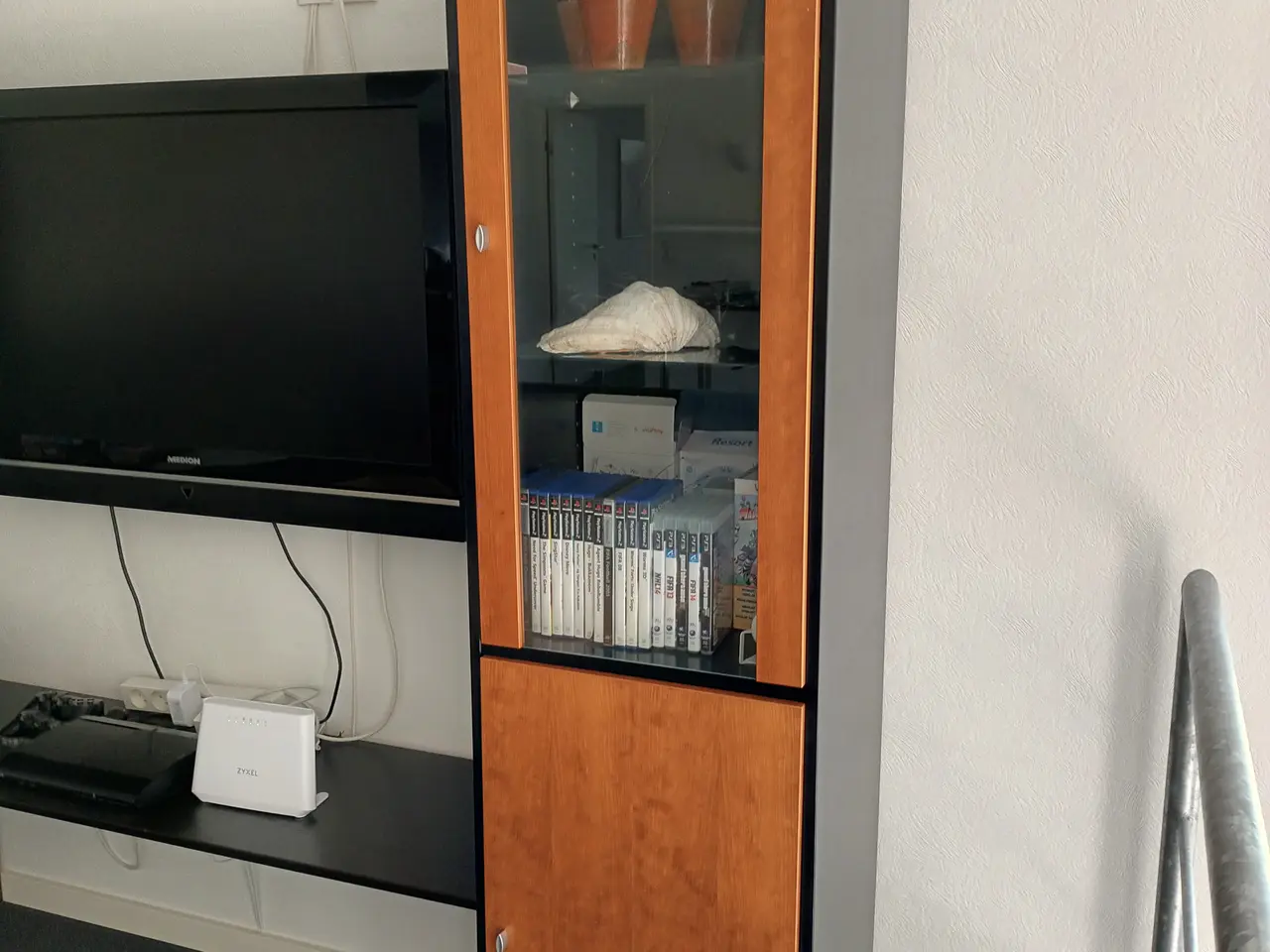 Billede 2 - Reolsystem "Hammel" med vitrinelåger.