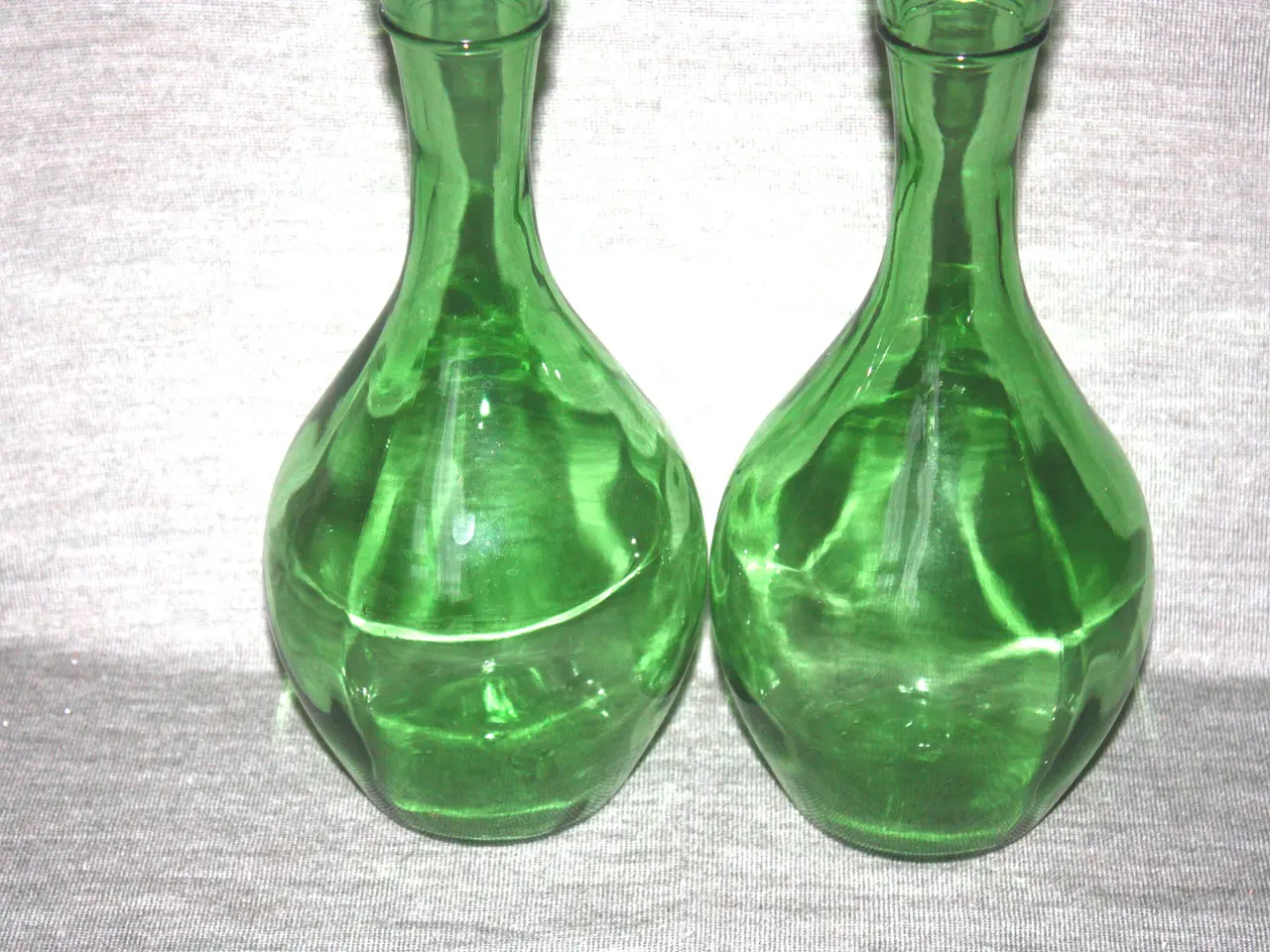 Billede 3 - Grøn vase / karaffel - pris for 2 stk. højde 24 cm