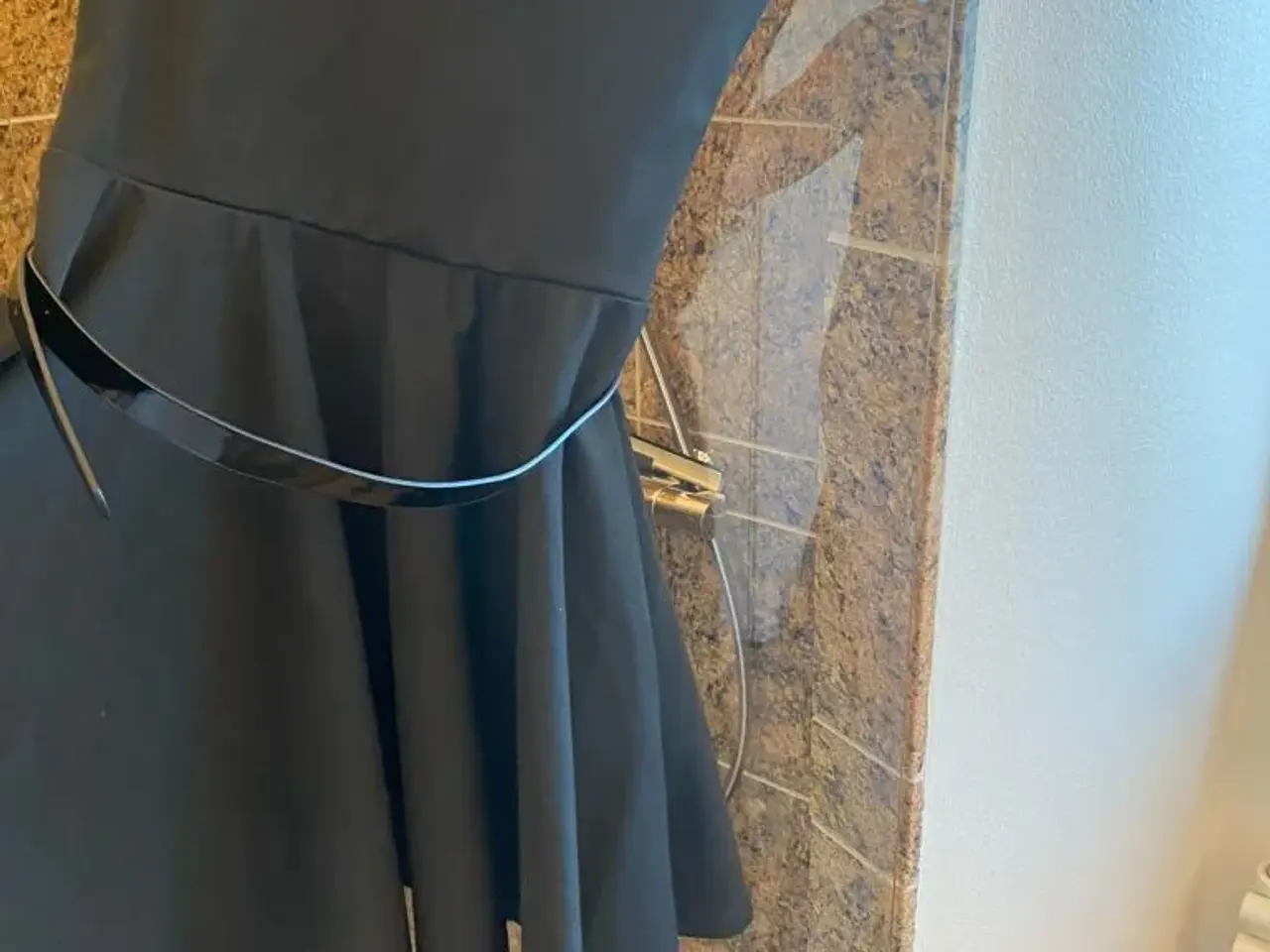 Billede 5 - Sort elegant kjole med bælte str small