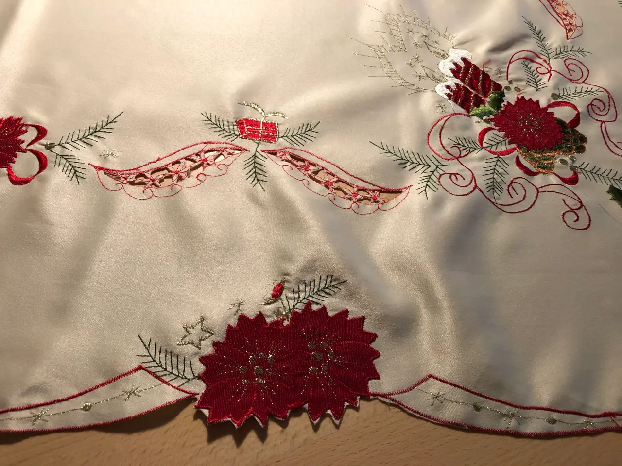 Billede 4 - Broderet juledug 