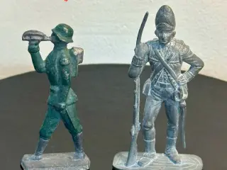 To ældre soldatfigurer af tin sælges.