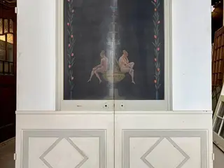 Hemmelig dobbeltdør med maleri og panel