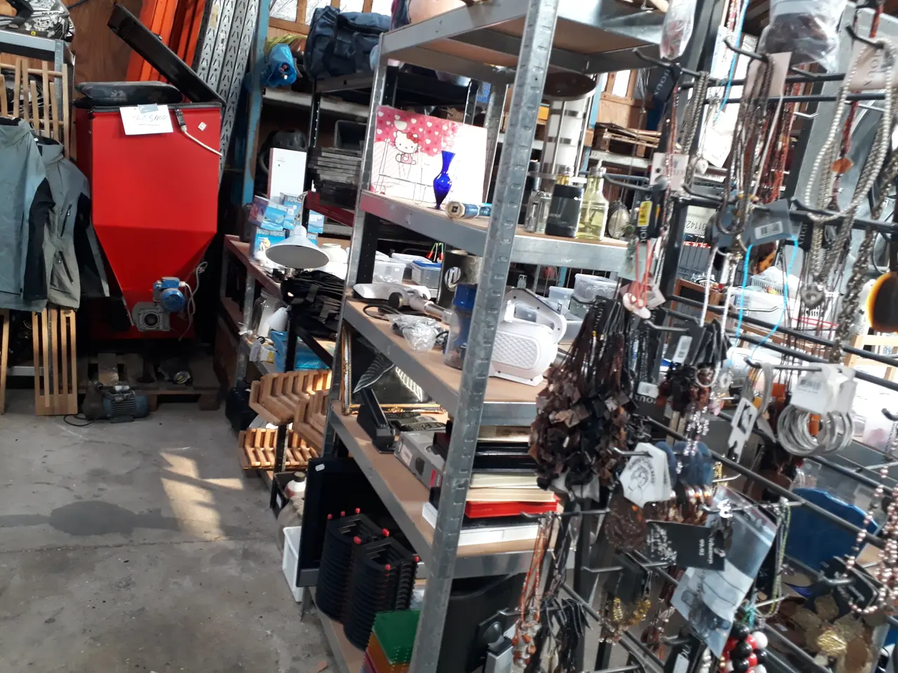Billede 8 - Diverse Smykker sorteret i plast kasser.