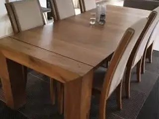 Spisebord i udsøgt kvalitet med stole