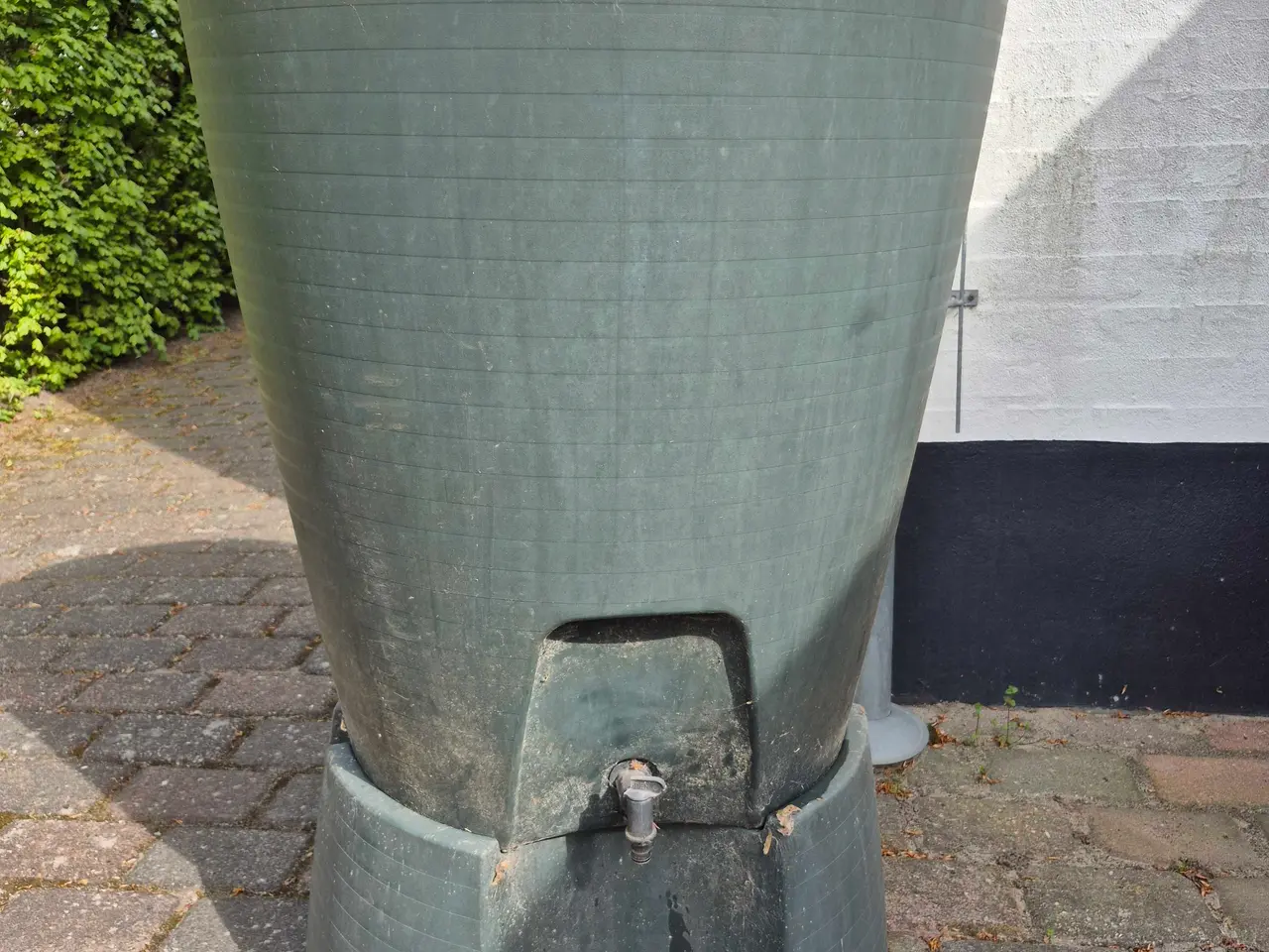 Billede 2 - Regnvandstønde og fod.