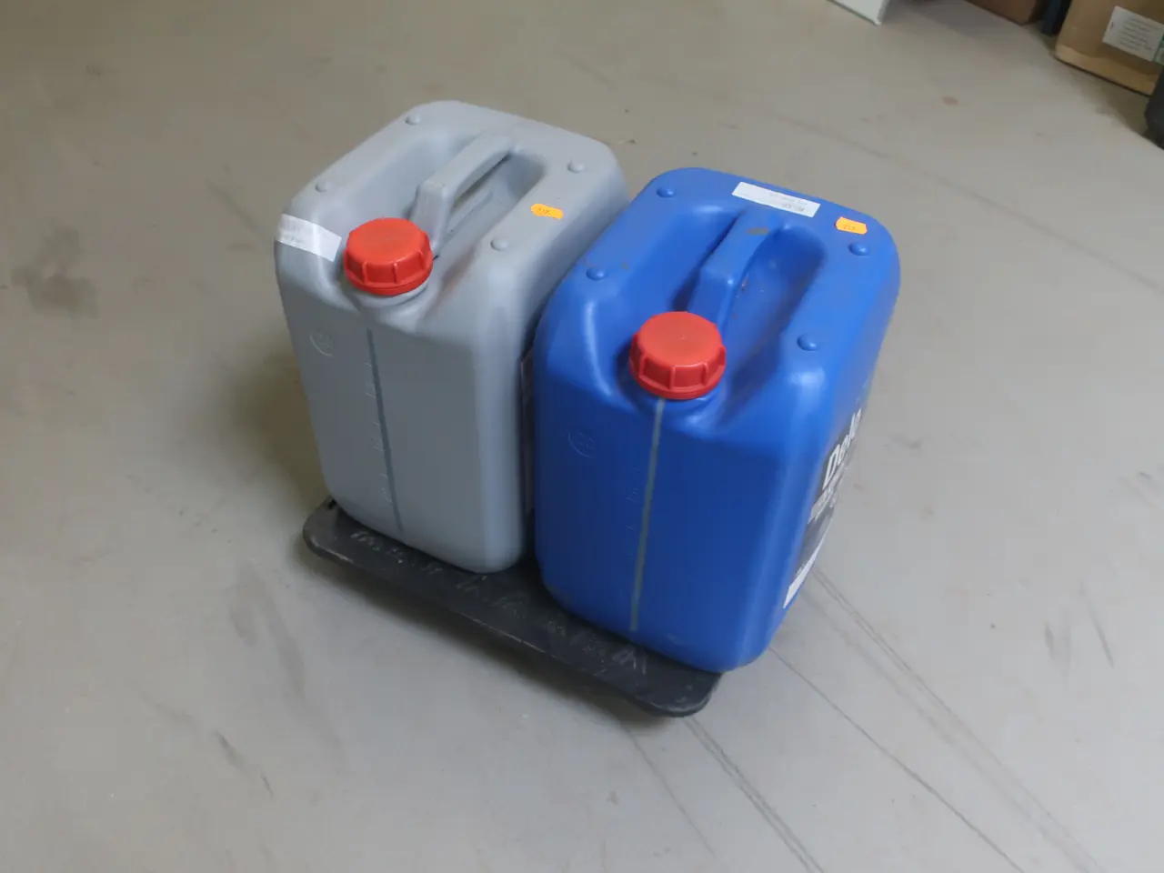 Billede 1 - 2 dunke motorolie