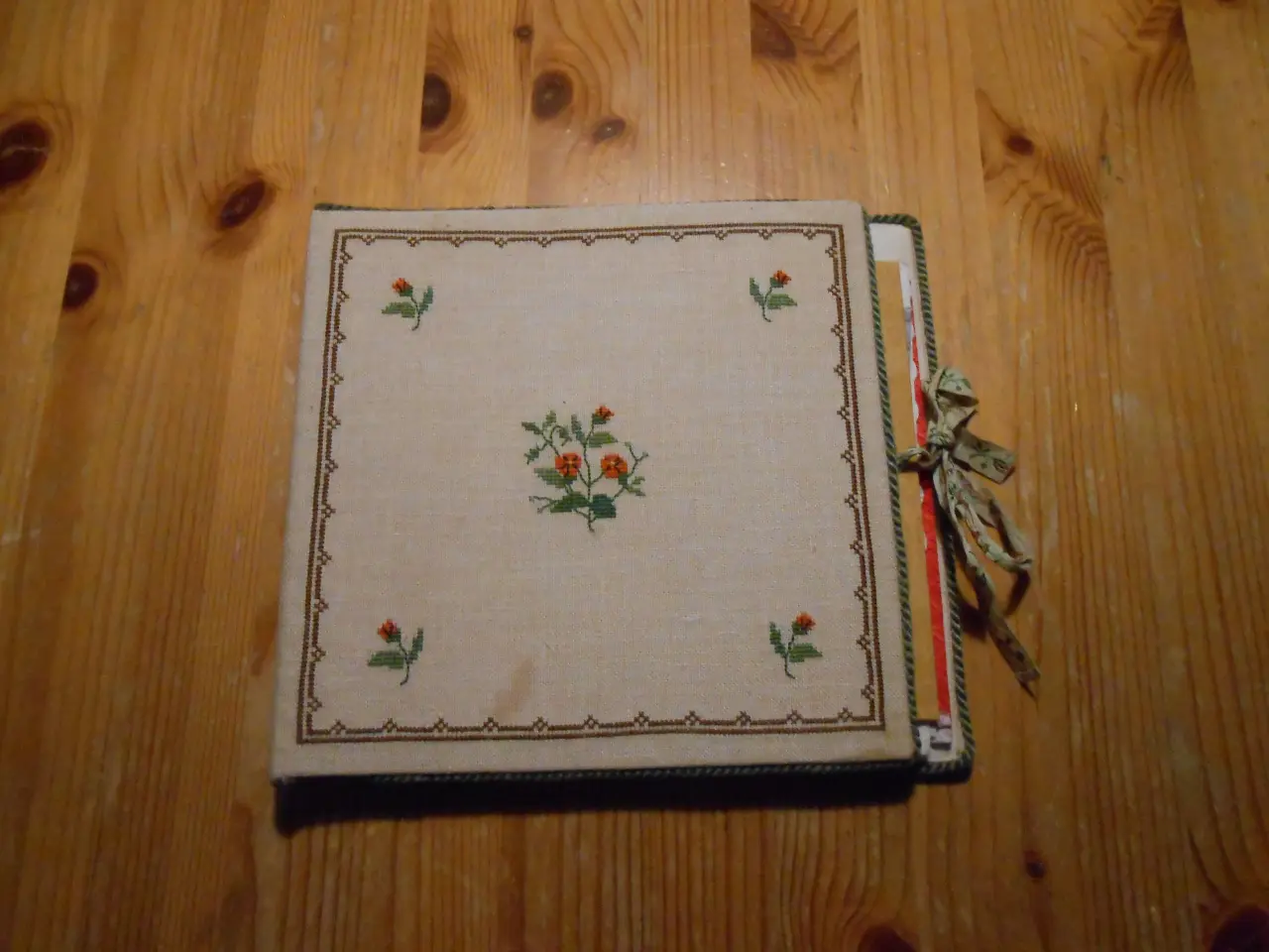 Billede 1 -  Broderet gemmemappe til