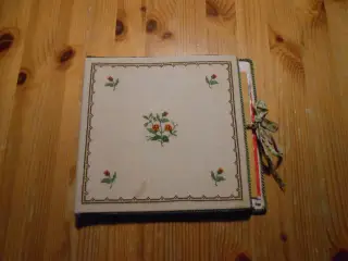 Broderet gemmemappe til