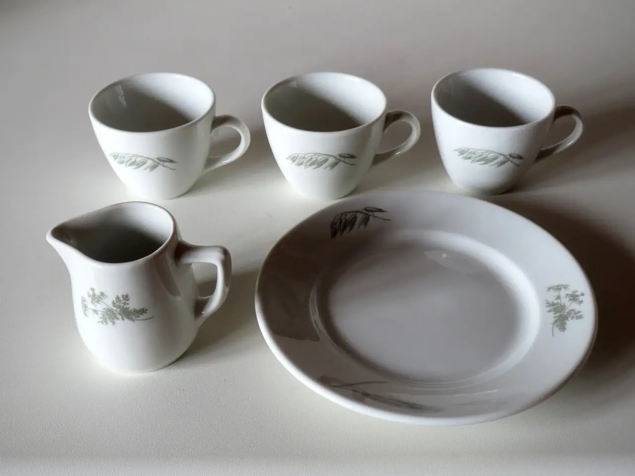 Billede 1 - Kongelig hotelporcelæn med vilde planter