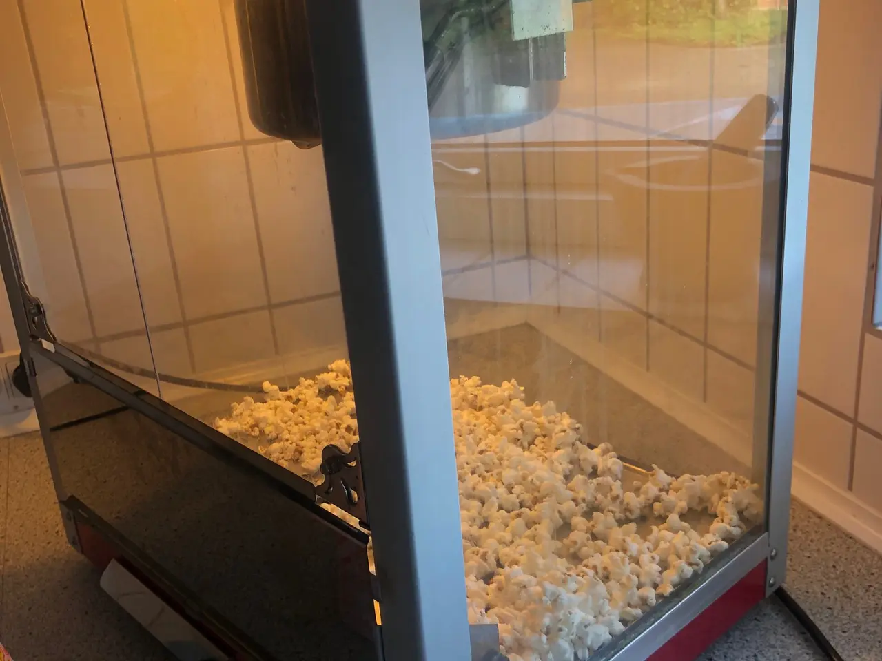 Billede 1 - Stor popcornmaskine med varme i bunden