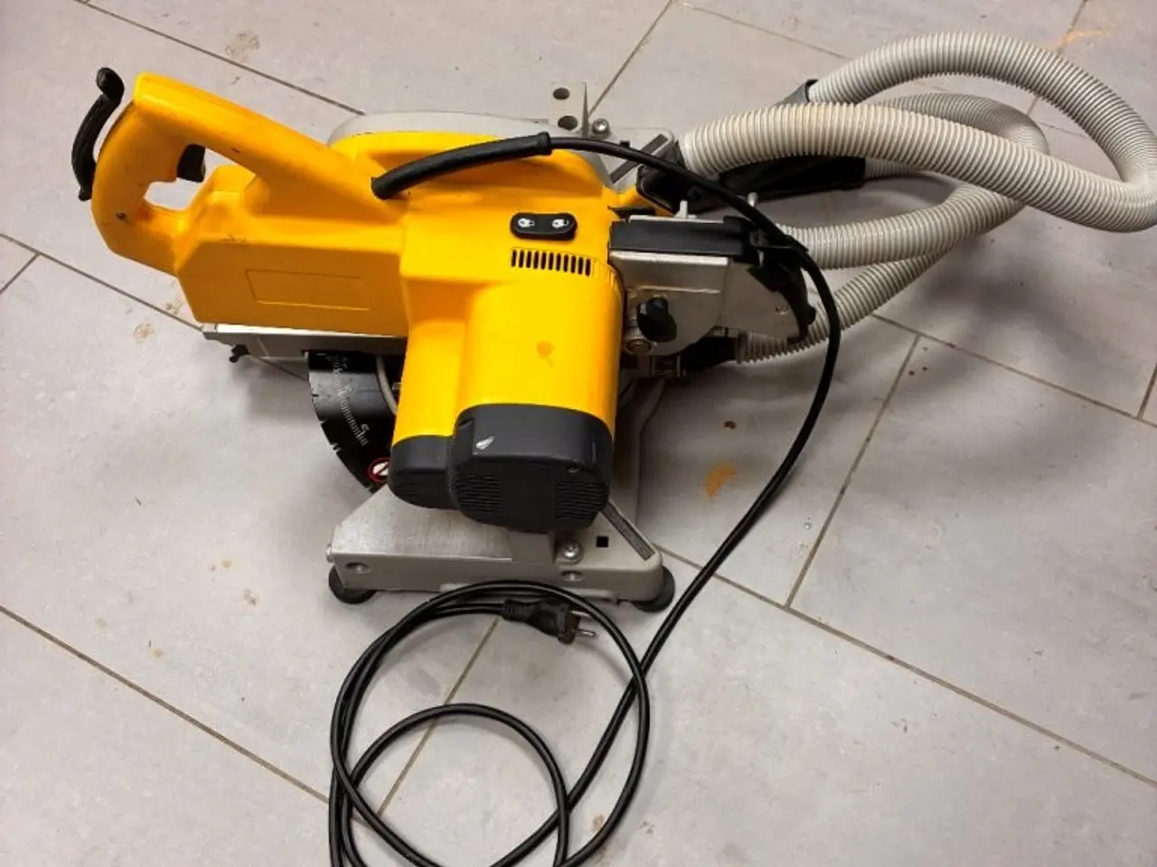 Billede 2 - DeWalt DW707 kap- og geringssav med udtræk