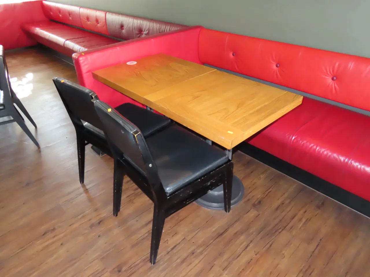 Billede 6 - 5 stk. Caféborde, 8 stk. Spisebordsstole samt sofa