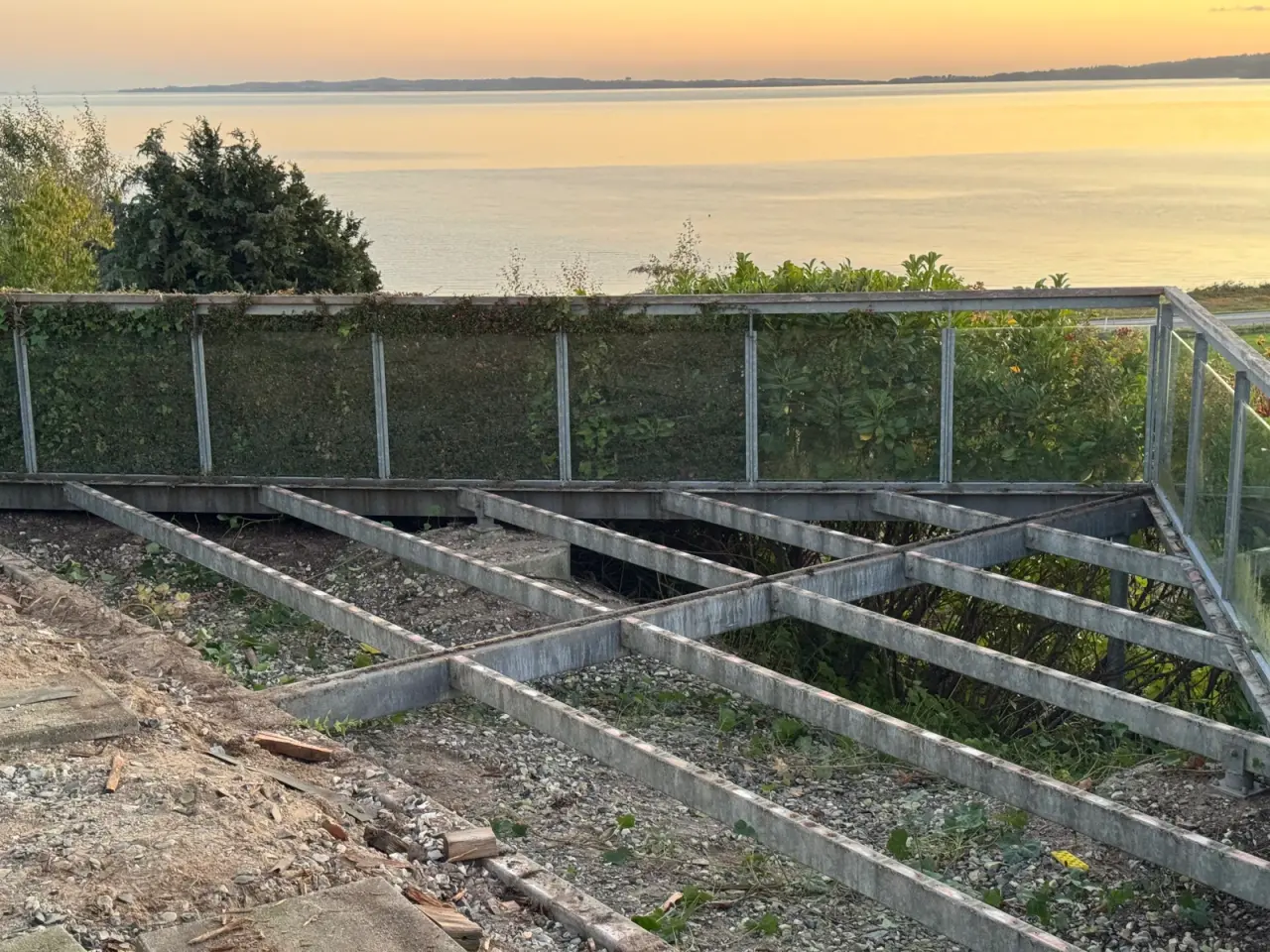 Billede 2 - Terrasse i galvaniseret stål med glas sider