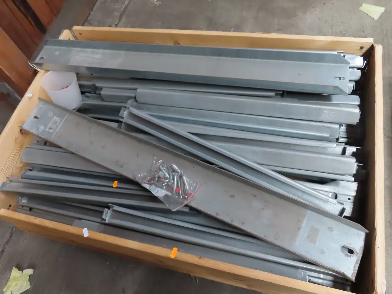 Billede 1 - Palle med diverse metalskinner