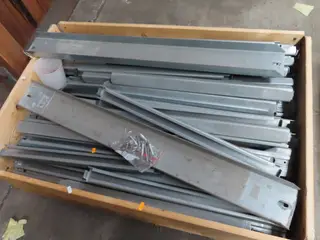 Palle med diverse metalskinner
