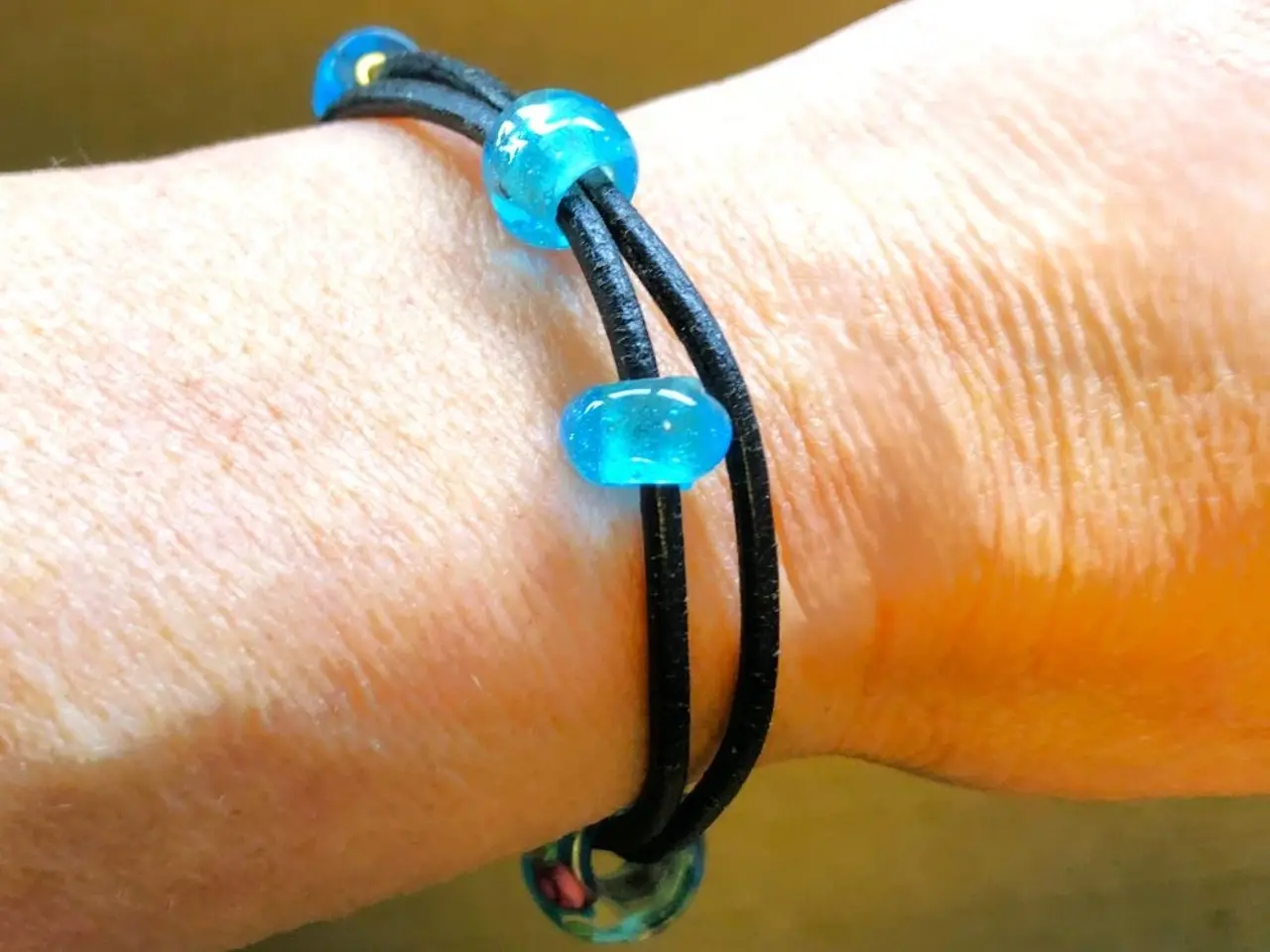 Billede 3 - Håndlavet armbånd med gyldent hardware