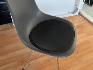 Eames Spisebords stole i farver med hynder
