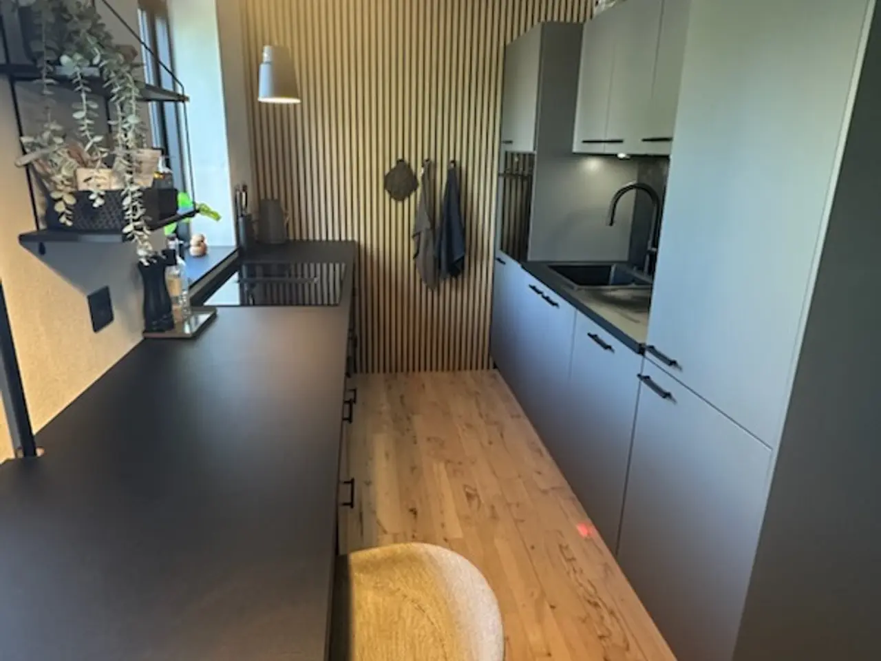 Billede 1 - Køkkenbordplade i sort laminat.